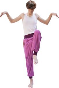 Model Mann in pinker Piratenhose mit weinrotem Bund und Taschen