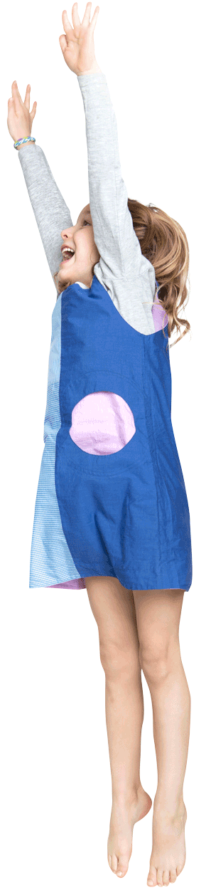 anna * pollack Mädchen in blau-rosa Wendekleid springt in die Luft