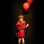 Das Versprechen, Das Mädchen mit Roter Tasche und roten Ballons