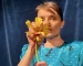 Sujetfoto "Wir töten Stella", Alice Schneider mit gelber Blume in der Hand