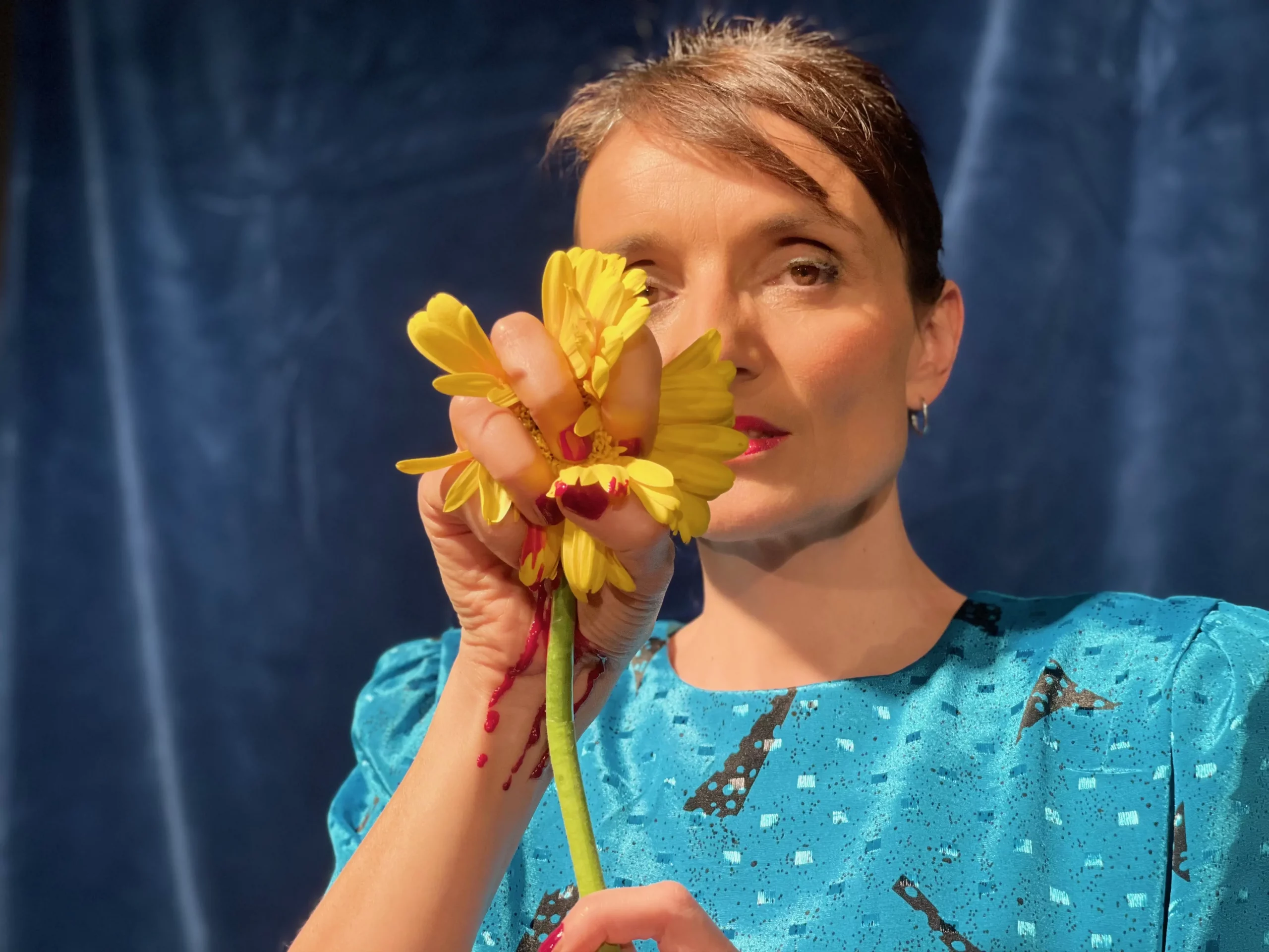 Sujetfoto "Wir töten Stella", Alice Schneider mit gelber Blume in der Hand