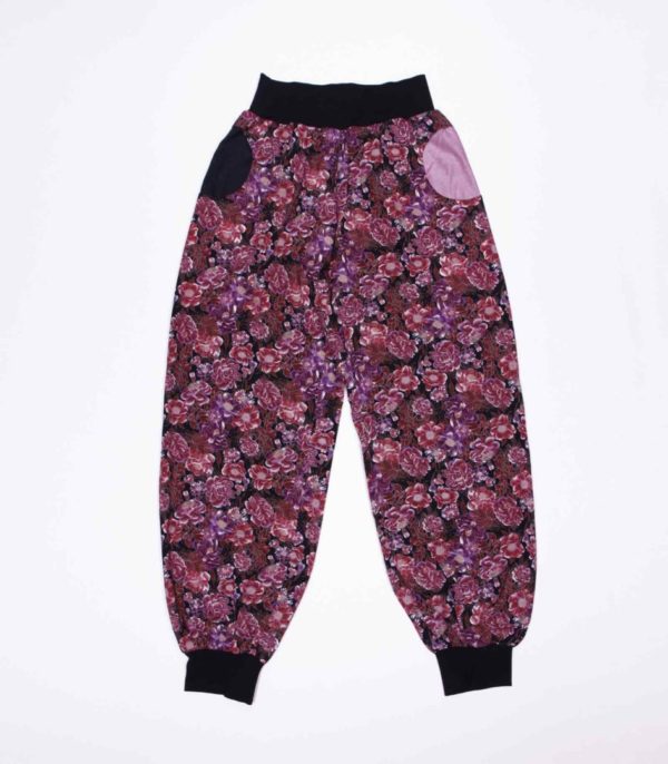 anna * pollack, Piratenhose Blumen lila, medium, Bund schwarz, Taschen schwarz und rosa