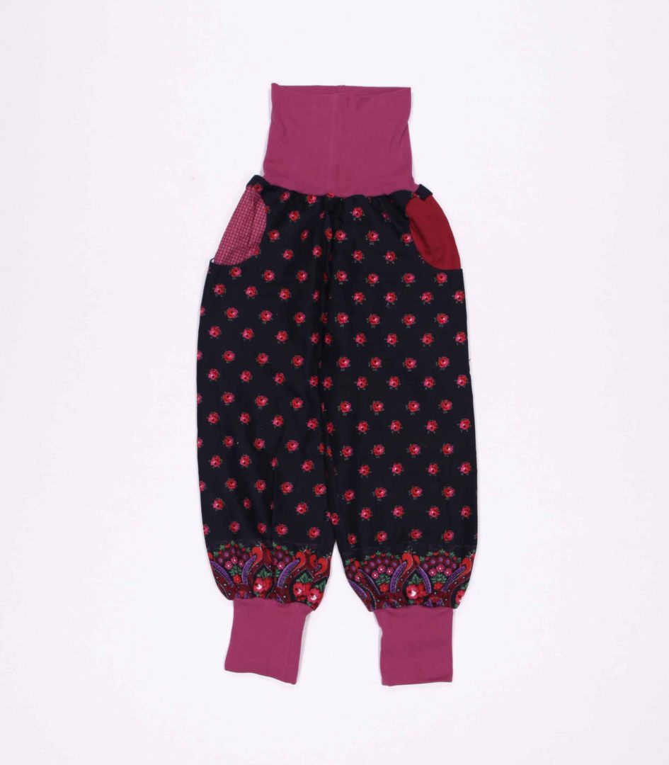 anna * pollack, PIratenhose Mixed, 110-134, Schwarz geblümt, Bund und Taschen Weinrot