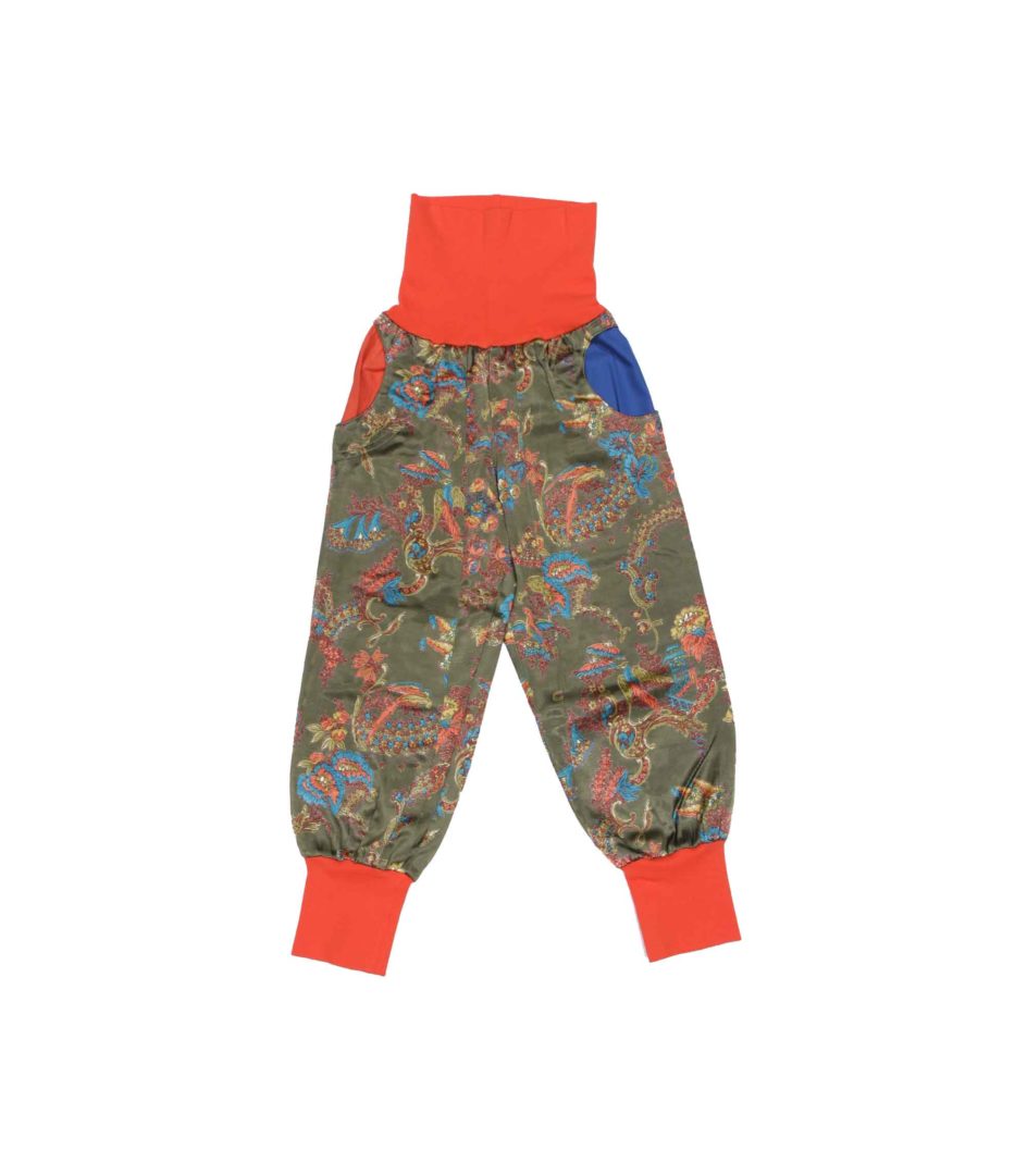 anna * pollack, PIratenhose olivgrün mit Muster, Bund in Orange, eine Tasche orange, eine Tasche blau