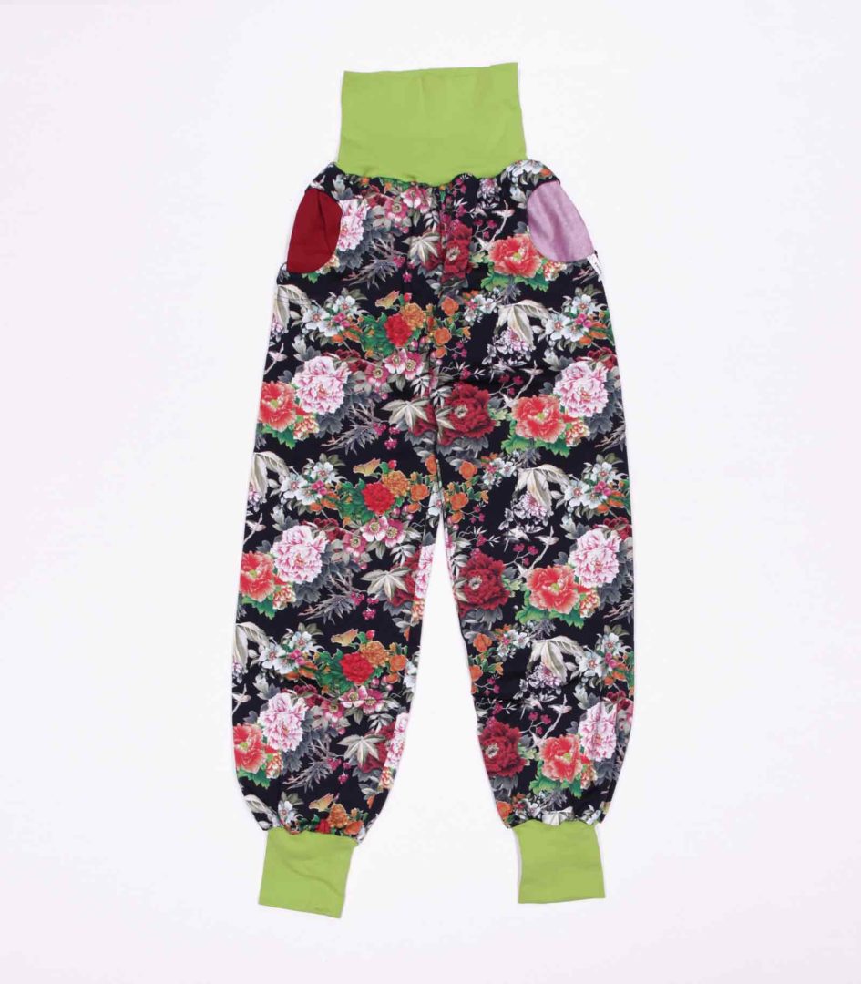anna * pollack, PIratenhose Mixed, 134-152, Schwarz Blumen, Bund hellgrün, eine Tasche rot, eine rosa