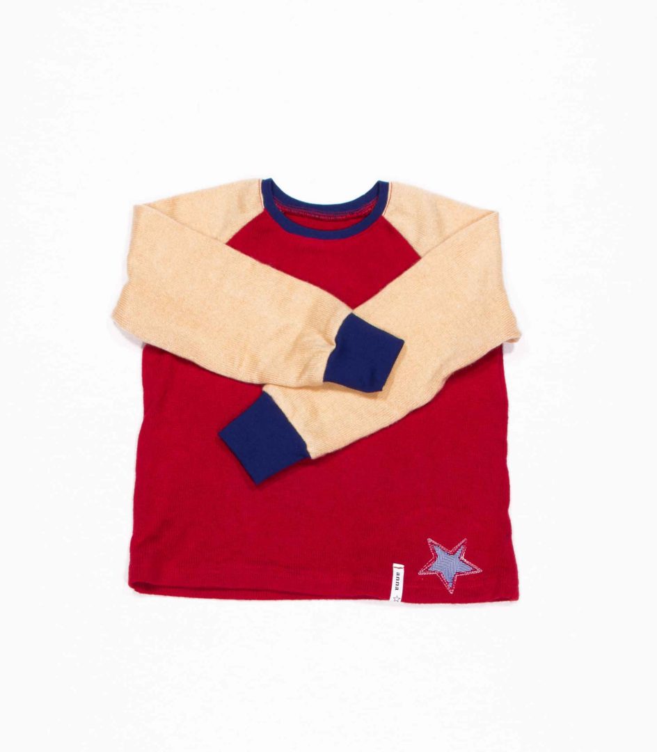 anna * pollack, Pulli rot mit einem Stern, Ärmel gelb, 92-98, Vorderansicht