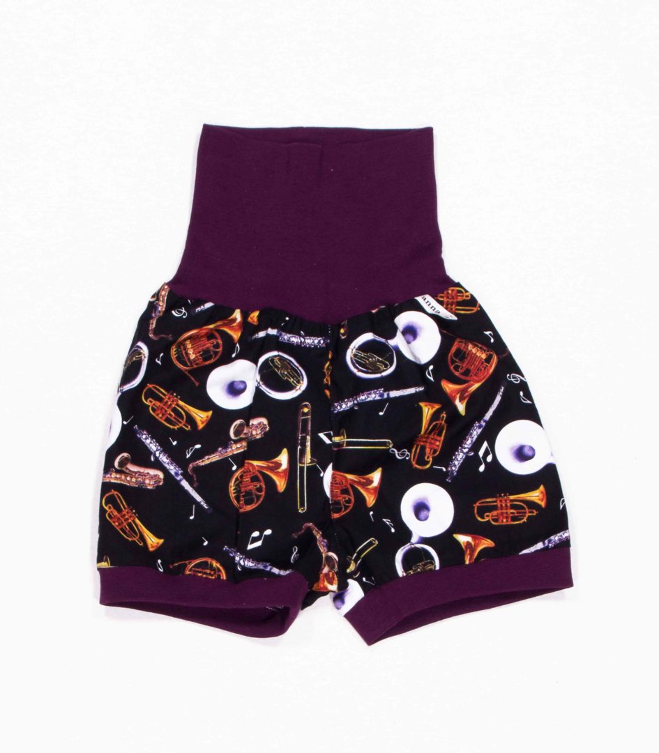 anna * pollack, Shorty Mixed, 56-80, schwarzer Stoff mit Musikinstrumenten, Bund Purpur