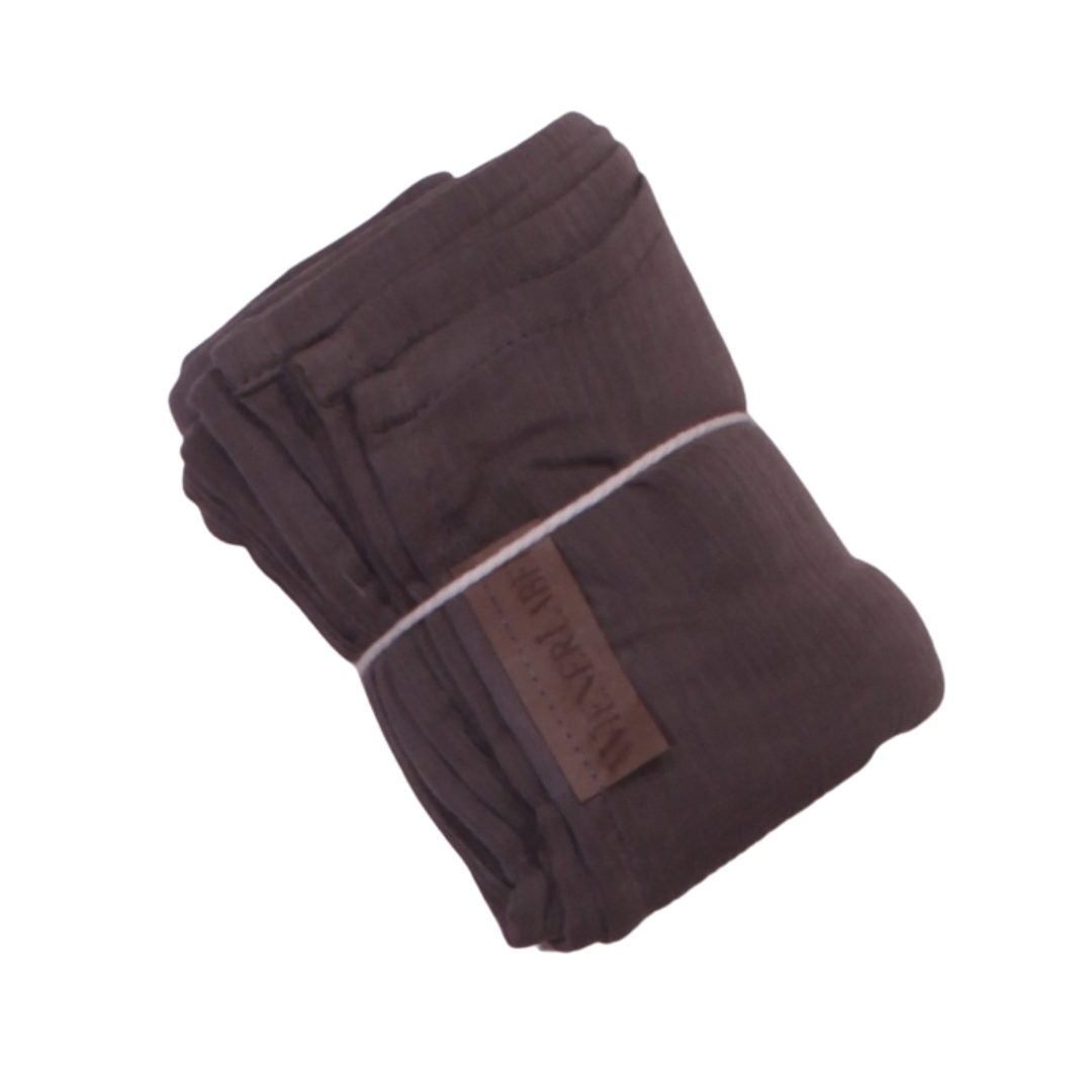 anna * pollack, großes Tuch Karl in braun, zusammengerollt mit Schnur gebunden