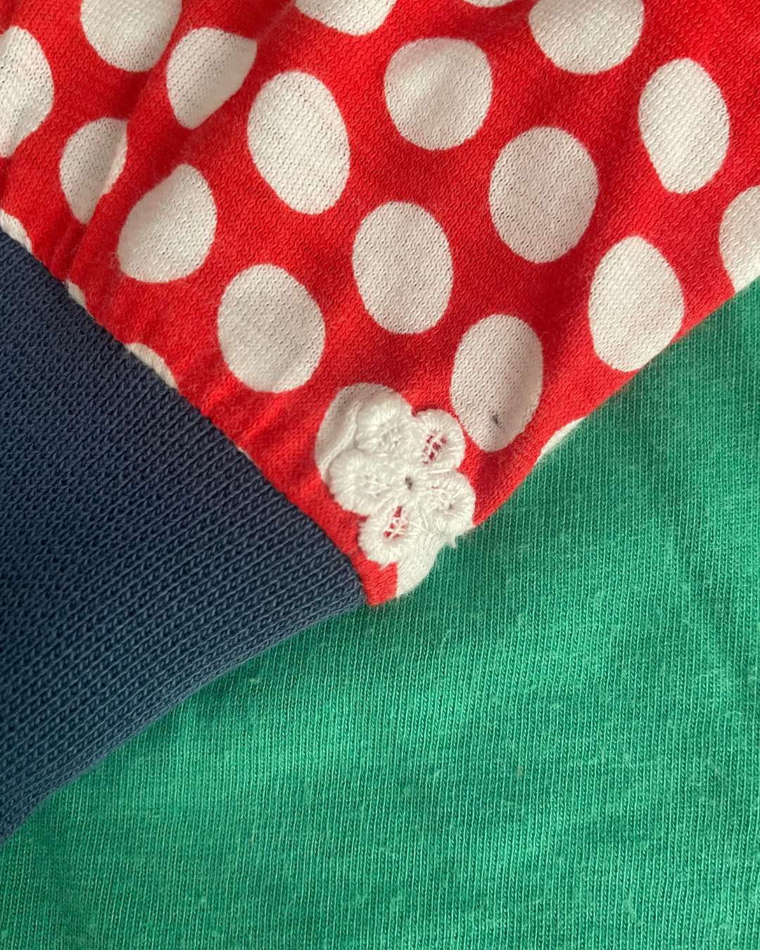 anna * pollack, T-Shirt, 92-98, rot grün, Detail Blume weiß