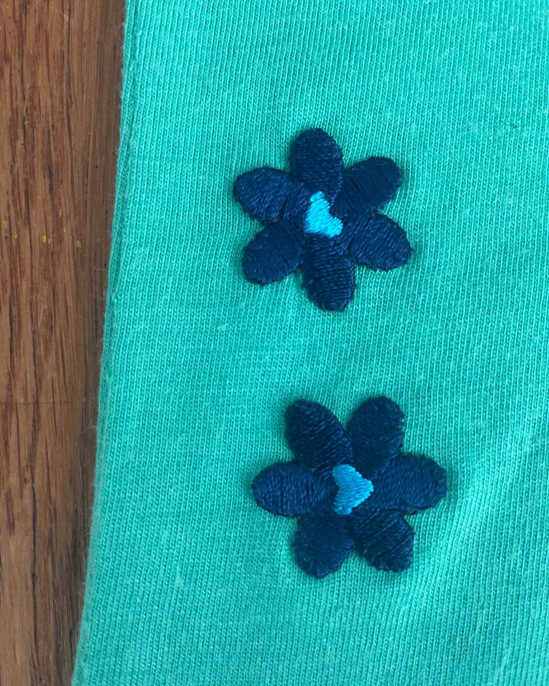 anna * pollack, T-Shirt, 92-98, rot grün, Detail Blumen blau