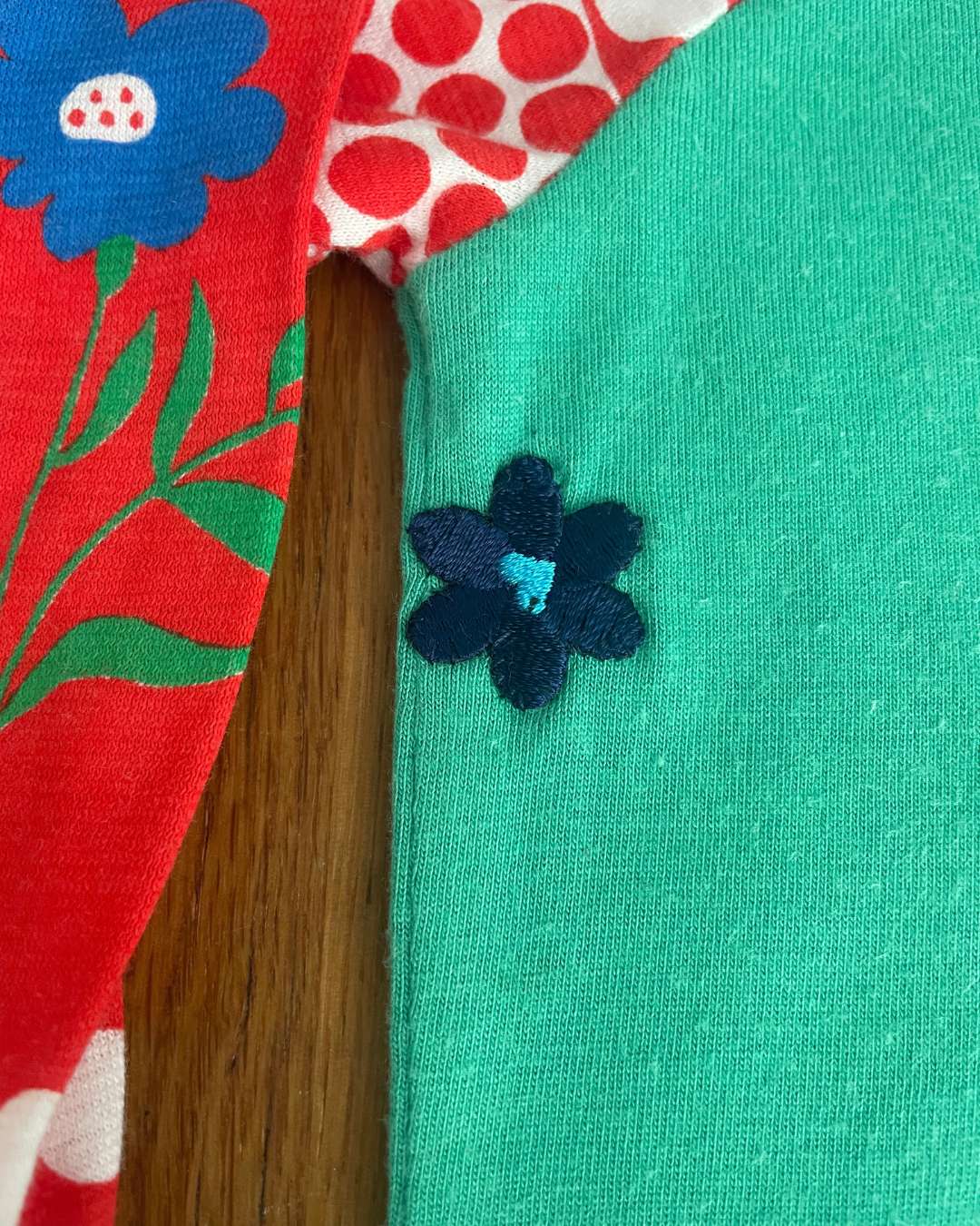 anna * pollack, T-Shirt, 92-98, rot grün, Detail Blume