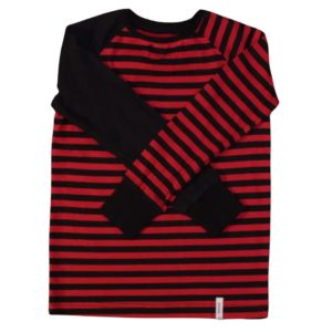 anna * pollack, T-Shirt geringelt rot und schwarz mit einem Ärmeln rot-schwarz geringelt und einem schwarzen Ärmel, 116-122, Vorderansicht
