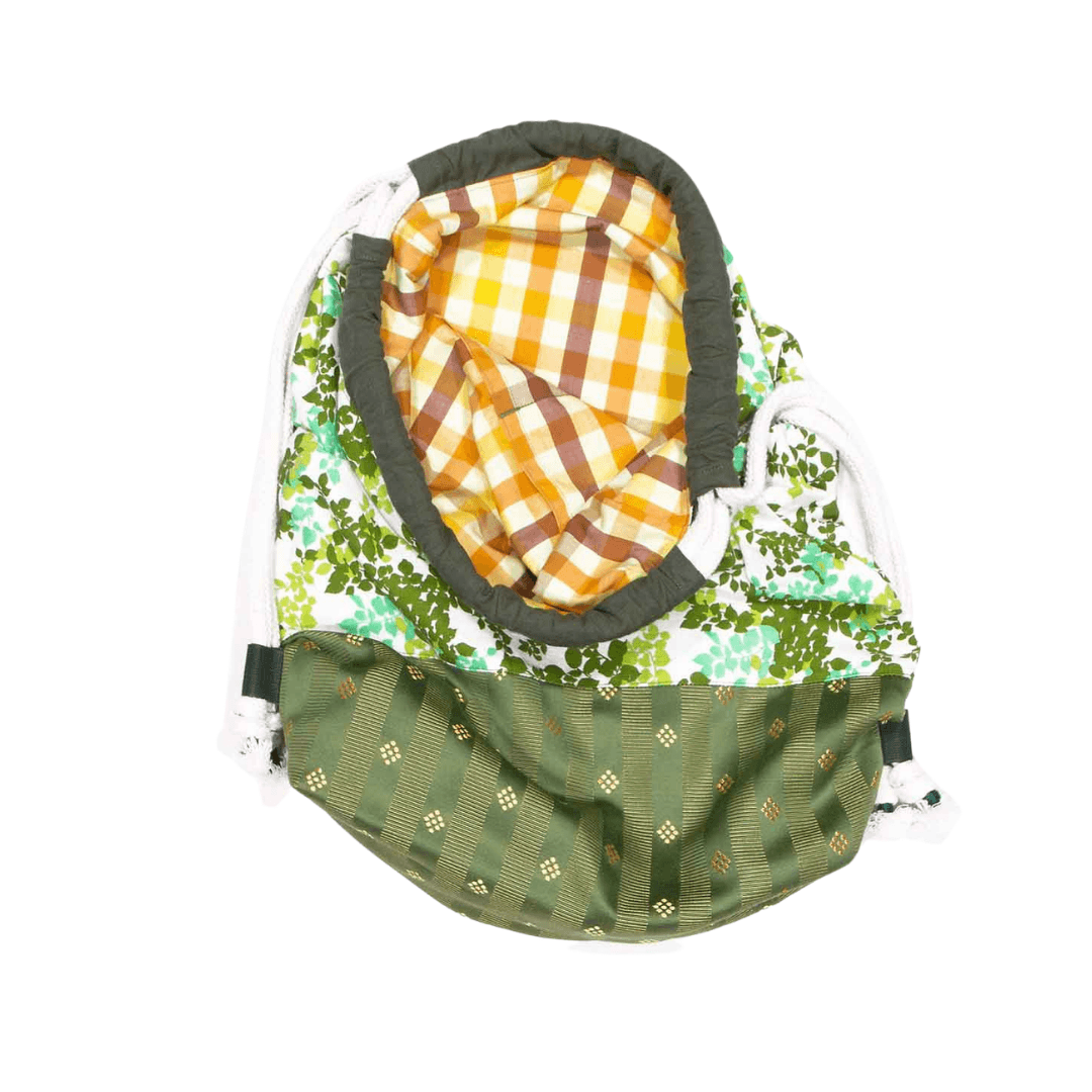 anna * pollack, Beutelbag, Oberteil grüne Blätter, Unterteil grün mit Muster, Träger cremefarben, Ansicht offen, Innen gelbes Karo