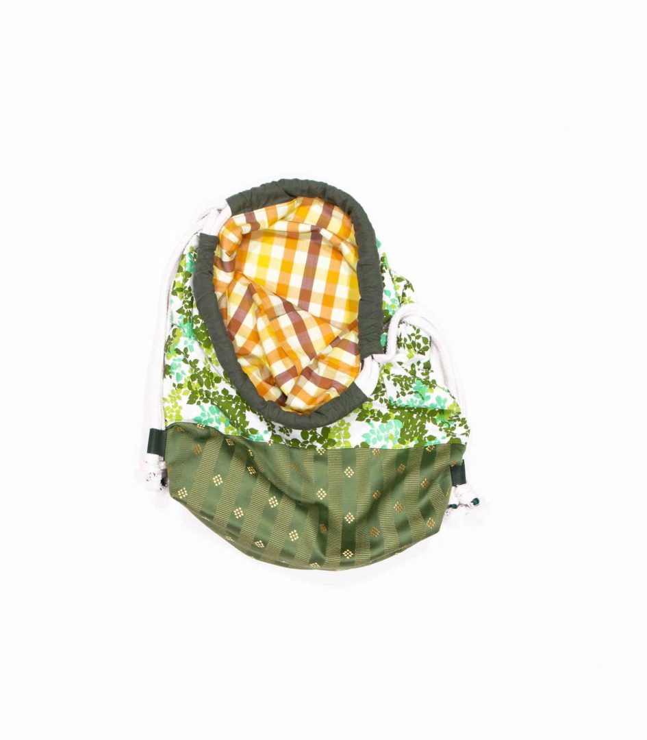 anna * pollack, Beutelbag, Oberteil grüne Blätter, Unterteil grün mit Muster, Träger cremefarben, Ansicht offen, Innen gelbes Karo
