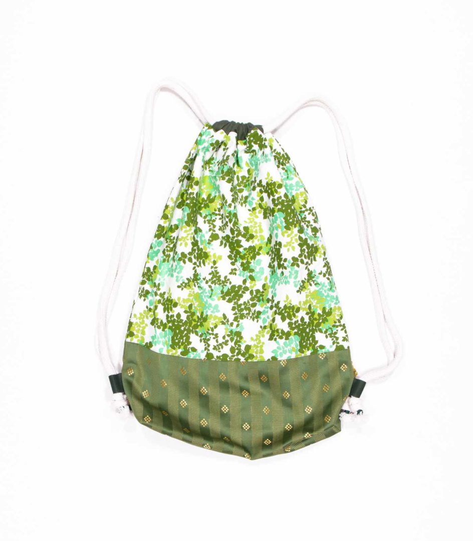 anna * pollack, Beutelbag, Oberteil grüne Blätter, Unterteil grün mit Muster, Träger cremefarben, Ansicht zugegzogen