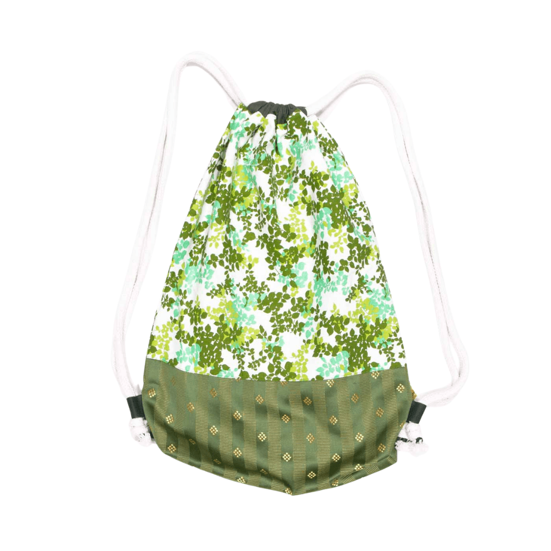 anna * pollack, Beutelbag, Oberteil grüne Blätter, Unterteil grün mit Muster, Träger cremefarben, Ansicht zugegzogen