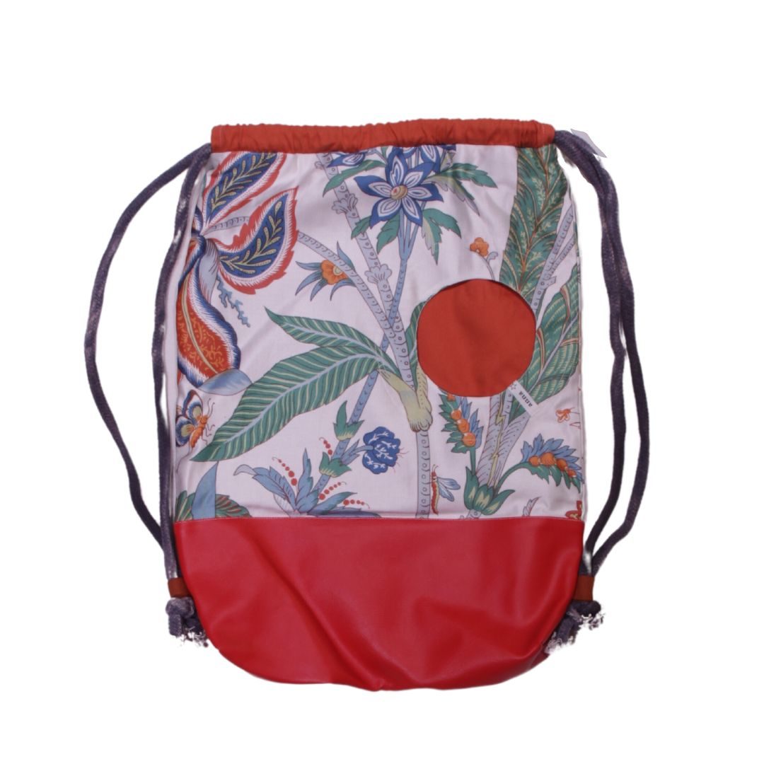 anna * pollack, Beutelbag, Oberteil groß geblümt, Unterteil rotes Kunstleder, Träger grau, Ansicht flach liegend, Tasche rot