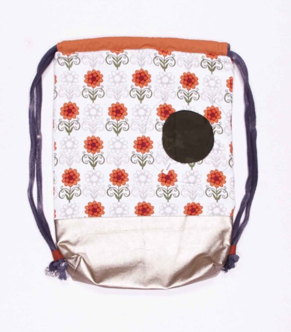 anna * pollack, Beutelbag, Oberteil orange geblümt, Unterteil goldenes Kunstleder, Träger grau, Ansicht flach liegend, Tasche olivgrün