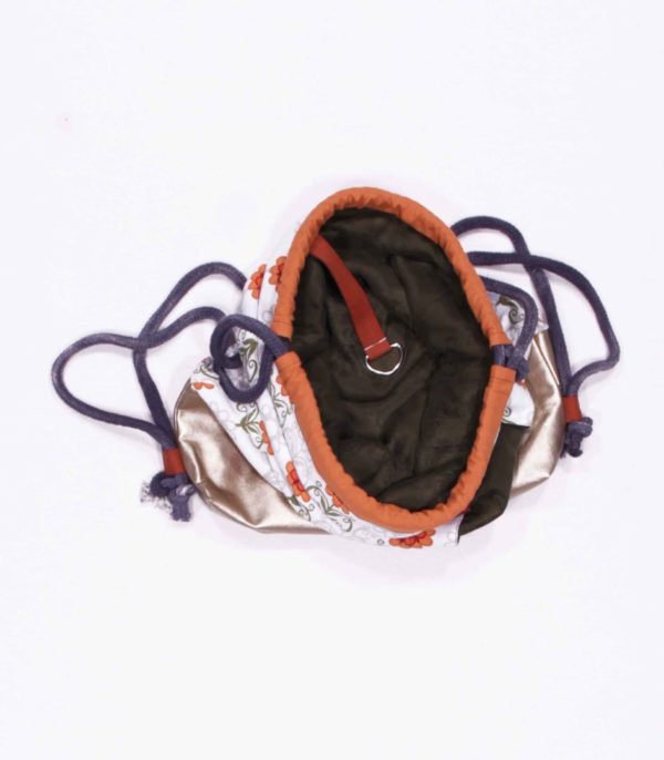 anna * pollack, Beutelbag, Oberteil orange geblümt, Unterteil goldenes Kunstleder, Träger grau, Ansicht von oben, Innenfutter Olivgrün, Tasche olivgrün