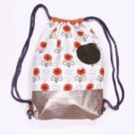 anna * pollack, Beutelbag, Oberteil orange geblümt, Unterteil goldenes Kunstleder, Träger grau, Ansicht zugezogen, gefüllt, Innenfutter rot, Tasche olivgrün