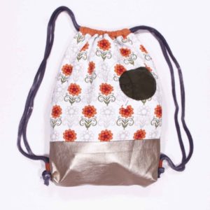 anna * pollack, Beutelbag, Oberteil orange geblümt, Unterteil goldenes Kunstleder, Träger grau, Ansicht zugezogen, gefüllt, Innenfutter rot, Tasche olivgrün