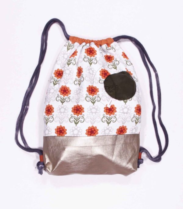 anna * pollack, Beutelbag, Oberteil orange geblümt, Unterteil goldenes Kunstleder, Träger grau, Ansicht zugezogen, gefüllt, Innenfutter rot, Tasche olivgrün