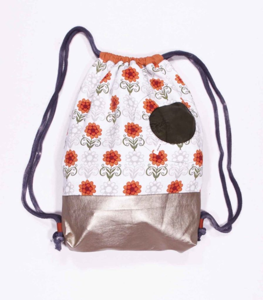 anna * pollack, Beutelbag, Oberteil orange geblümt, Unterteil goldenes Kunstleder, Träger grau, Ansicht zugezogen, gefüllt, Innenfutter rot, Tasche olivgrün
