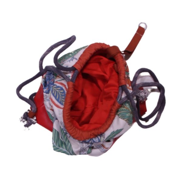 anna * pollack, Beutelbag, Oberteil groß geblümt, Unterteil rotes Kunstleder, Träger grau, Ansicht von oben, Innenfutter rot, Tasche rot