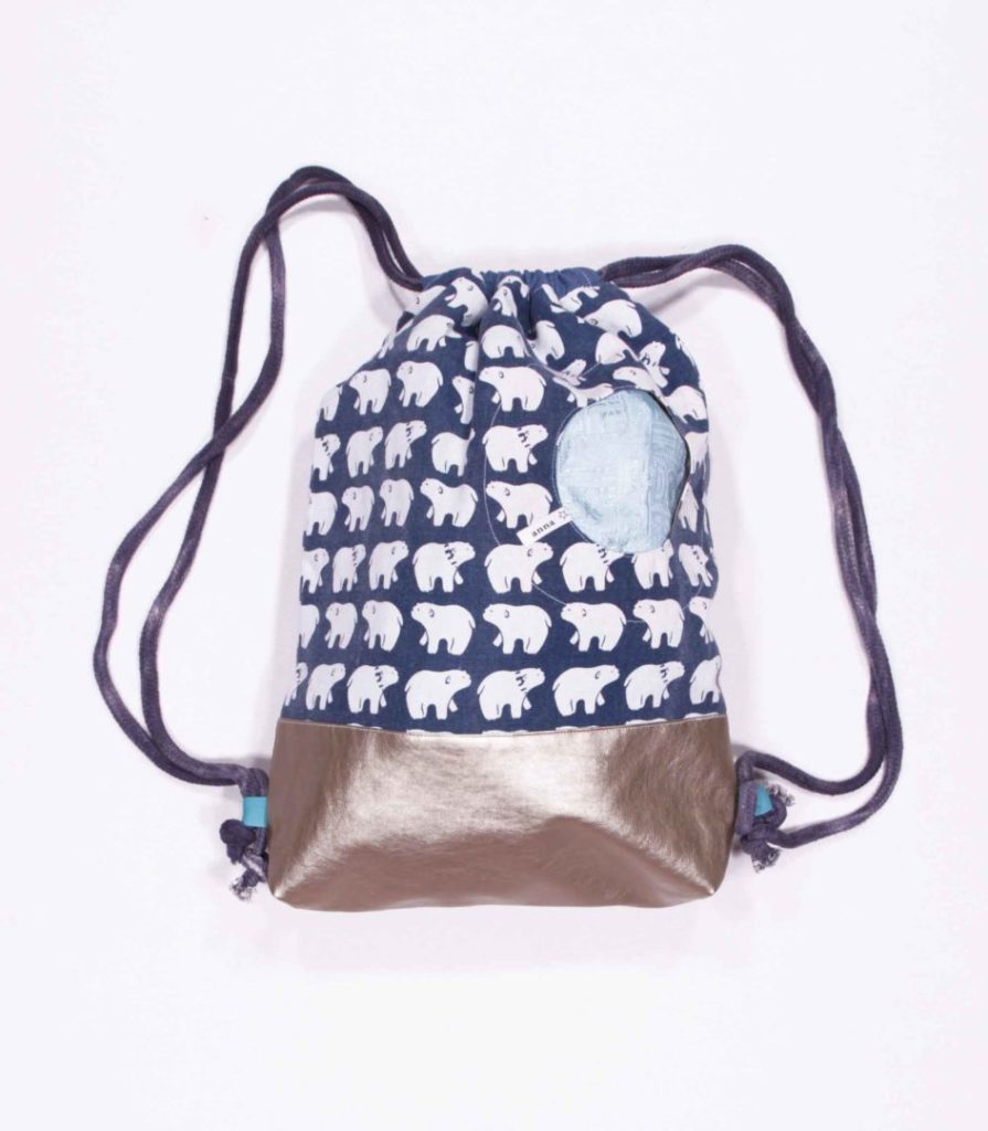anna * pollack, Beutelbag, Oberteil Leinen blau mit weißen Elefanten, Unterteil goldenes Kunstleder, Tasche hellblau, Träger grau, Ansicht zugezogen, gefüllt
