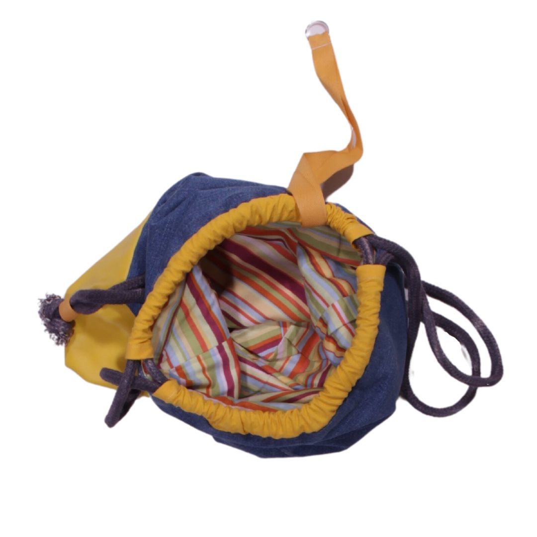 anna * pollack, Beutelbag, Oberteil Denim, Unterteil gelbes Kunstleder, Tasche gelb, Träger grau, Ansicht von Oben, Innenfutter bunt gestreift