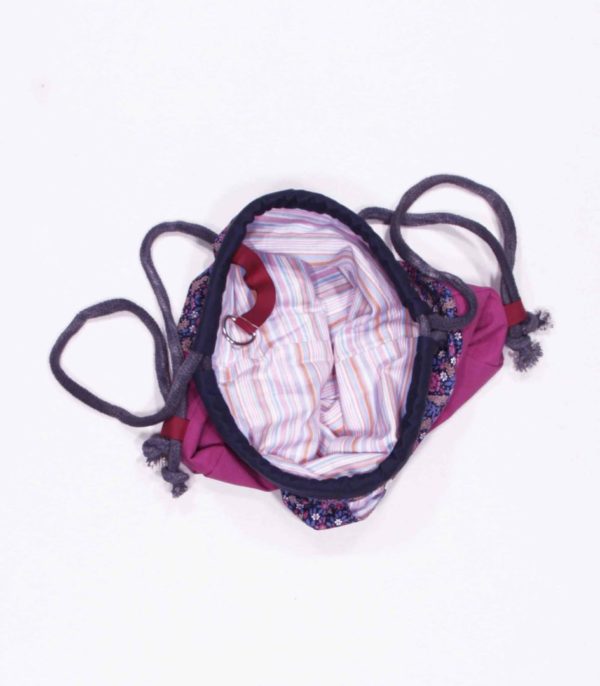 anna * pollack, Beutelbag, Oberteil lila-blaues Millefleurs Muster, Unterteil pinker, robuster Stoff, Innenfuter rosa gestreift Tasche rosa, Träger grau, Ansicht offen von oben