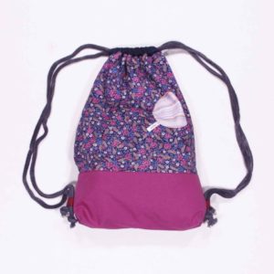 anna * pollack, Beutelbag, Oberteil lila-blaues Millefleurs Muster, Unterteil pinker, robuster Stoff, Tasche rosa, Träger grau, Ansicht zugezogen