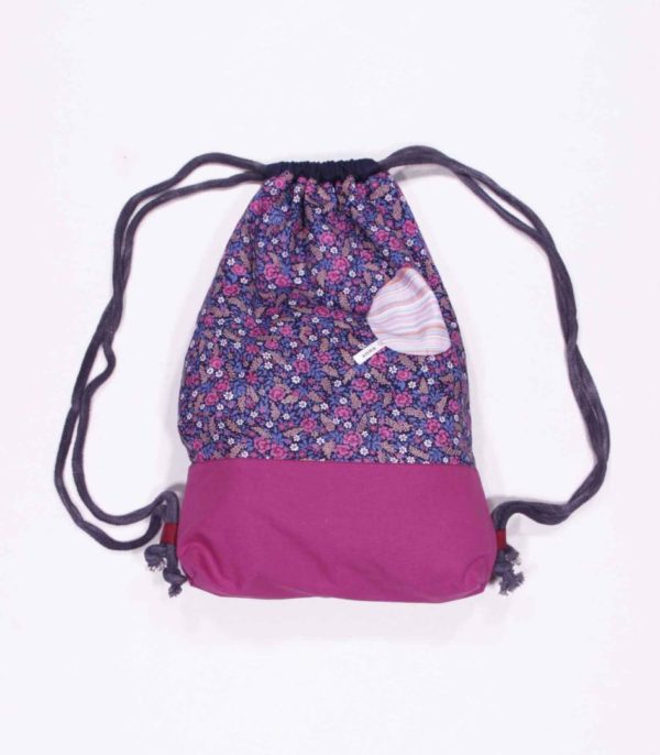 anna * pollack, Beutelbag, Oberteil lila-blaues Millefleurs Muster, Unterteil pinker, robuster Stoff, Tasche rosa, Träger grau, Ansicht zugezogen