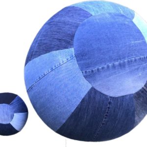anna * pollack, Luftballonhülle XXL, 80cm Durchmesser in Denim, liegend neben einer 25cm Ballonhülle