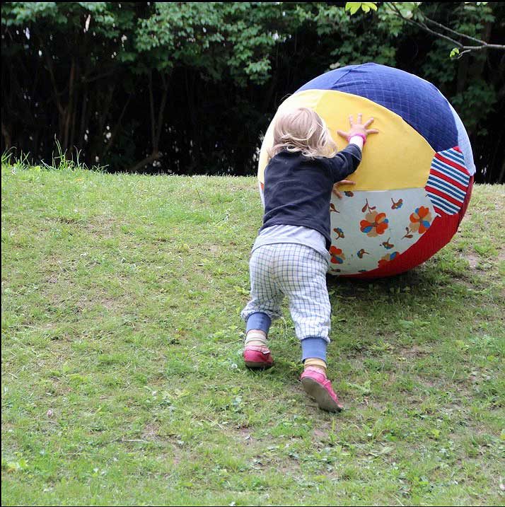 anna * pollack, Luftballonhülle XXL bunt, 80cm Durchmesser in Action mit einem kleinen Kind am Abhang