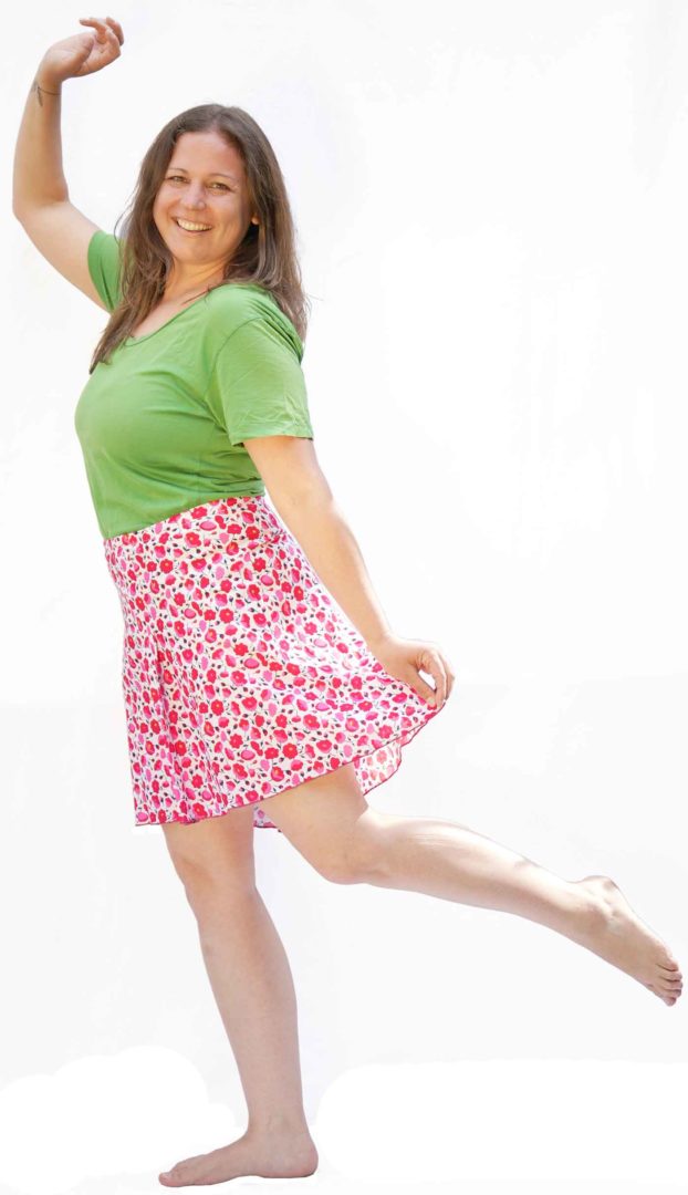 anna * pollack, A-Rock Blumen pink von einem fröhlichen Model mit grünem T-Shirt getragen