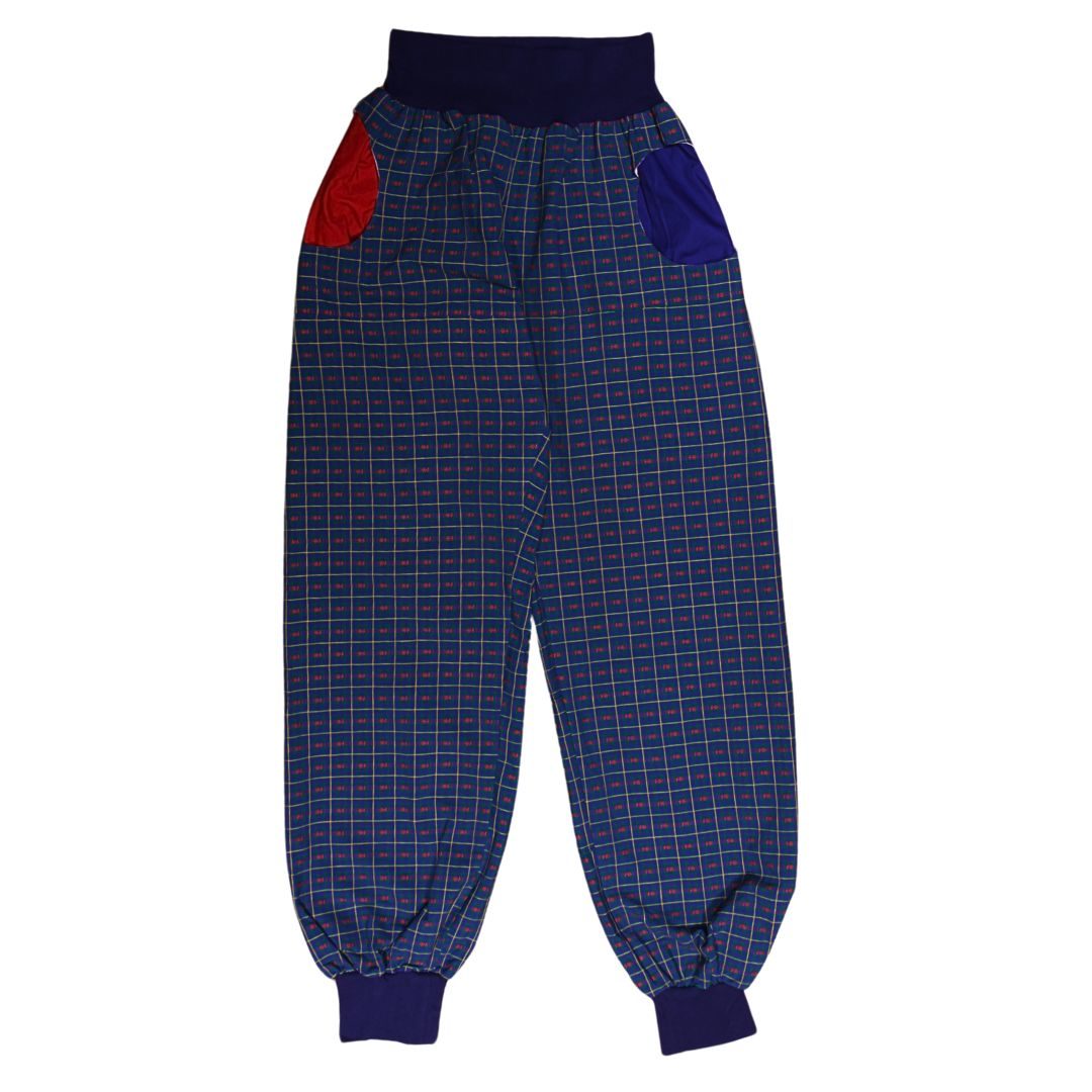 anna * pollack, Dirndlpirat in blaugrün mit blauem Bund und einer blauen und einer roten Tasche