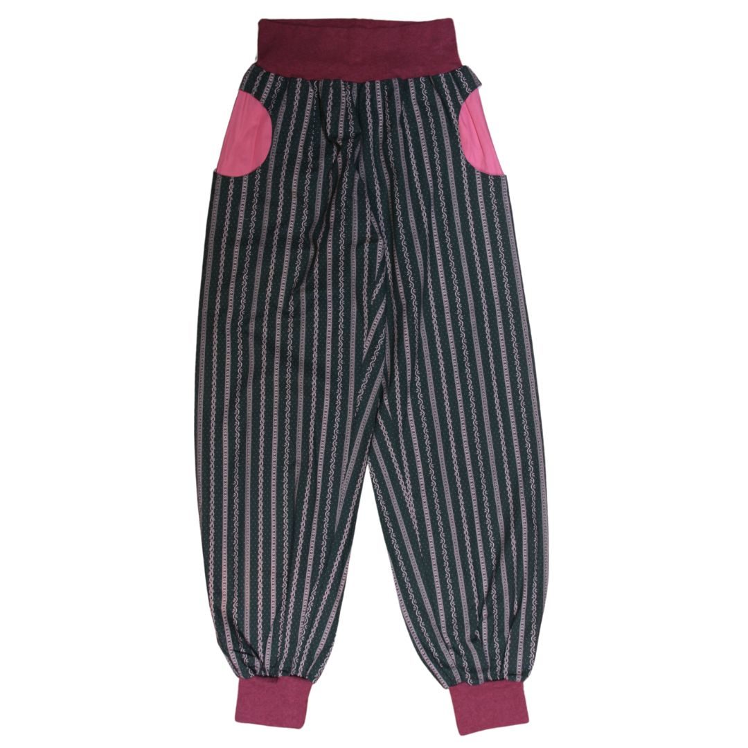 anna * pollack, Dirndlpirat in dunkelgrün mit rosa Bund und Taschen