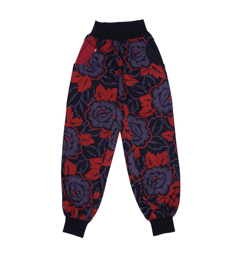 anna * pollack, Piratenhose Blumen rot, grau, schwarz, Bund und eine Taschen schwarz, eine Tasche rot