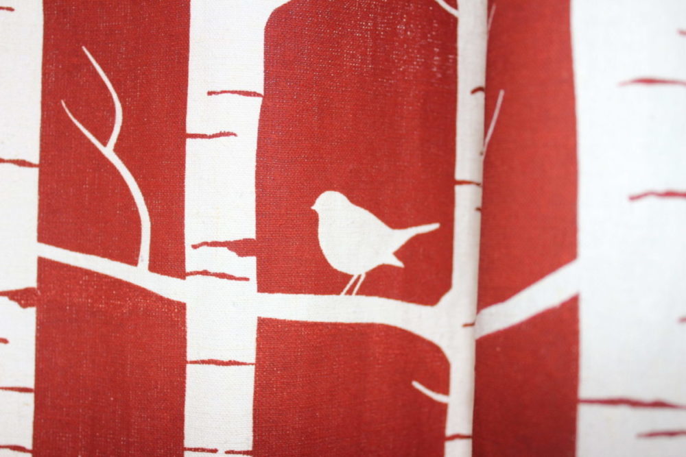 anna * pollack, Detailaufnahme, Vorhang Leinen, beige mit Rostrot, Vogel am Ast