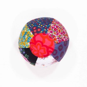 anna * pollack, Luftballonhülle aus upgecycelten Stoffresten, Grundfarbe Blumen