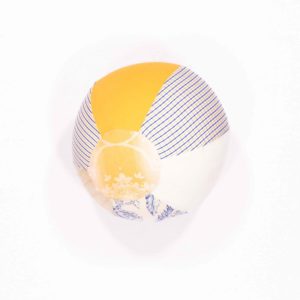 anna * pollack, Luftballonhülle aus upgecycelten Stoffresten, Grundfarbe gelb