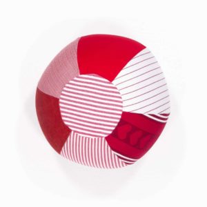 anna * pollack, Luftballonhülle aus upgecycelten Stoffresten, Grundfarbe rot