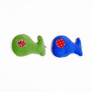 anna * pollack, Bild von 2 Rasselfischen nebeneinander, einer in Grün, einer in Blau