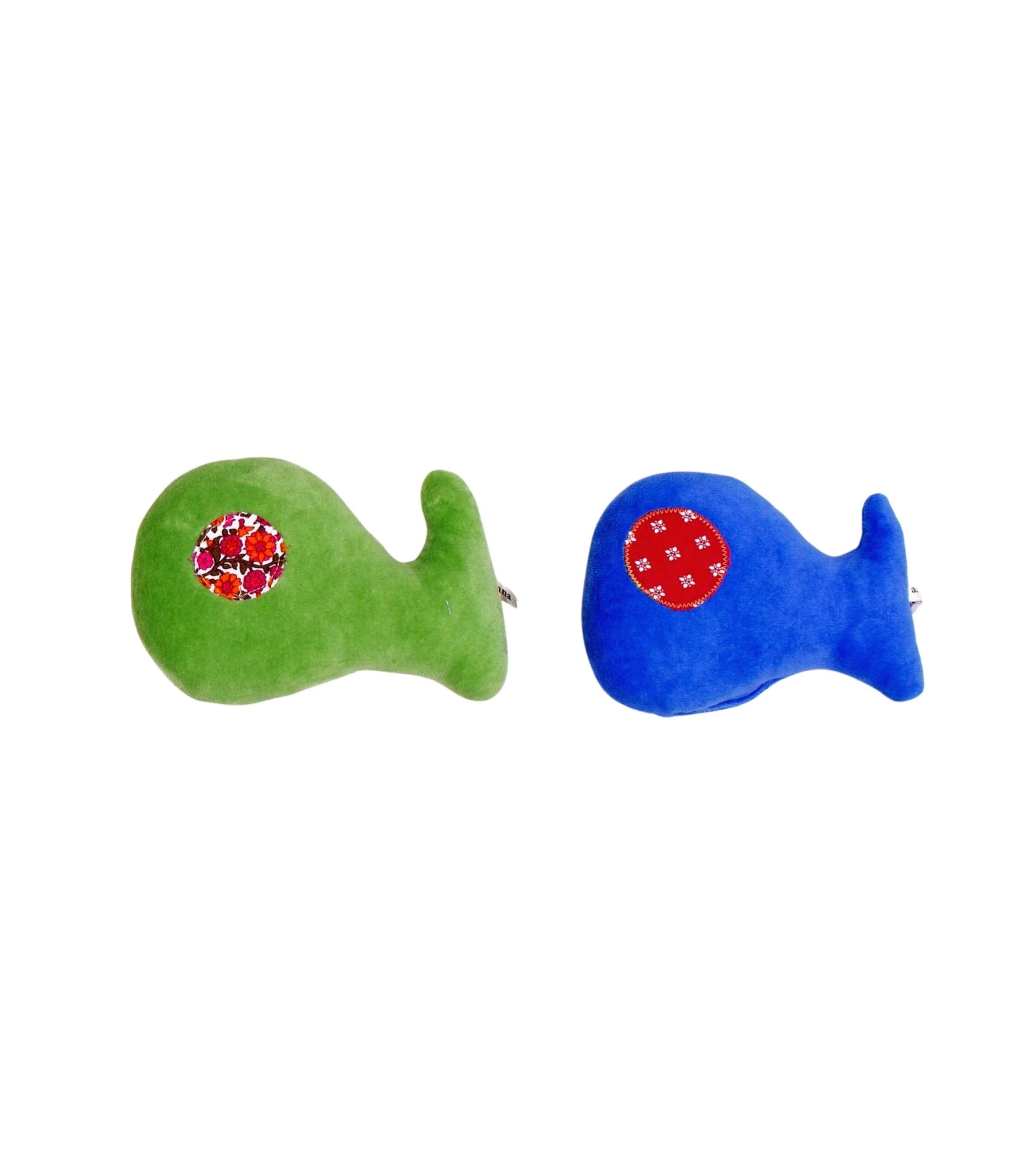 anna * pollack, Bild von 2 Rasselfischen nebeneinander, einer in Grün, einer in Blau