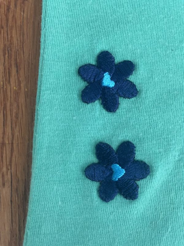 T-Shirt rot blumig mit grün – Bild 4