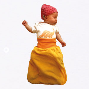 anna * pollack, Baby mit gelbem NIcki-Pucksack, mit rosa Mütze und Dino-Body