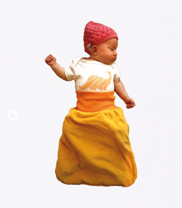 anna * pollack, Baby mit gelbem NIcki-Pucksack, mit rosa Mütze und Dino-Body