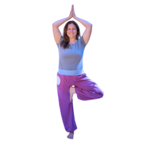 anna * pollack, Model mit Piratenhose in Pink in Yoga-Position
