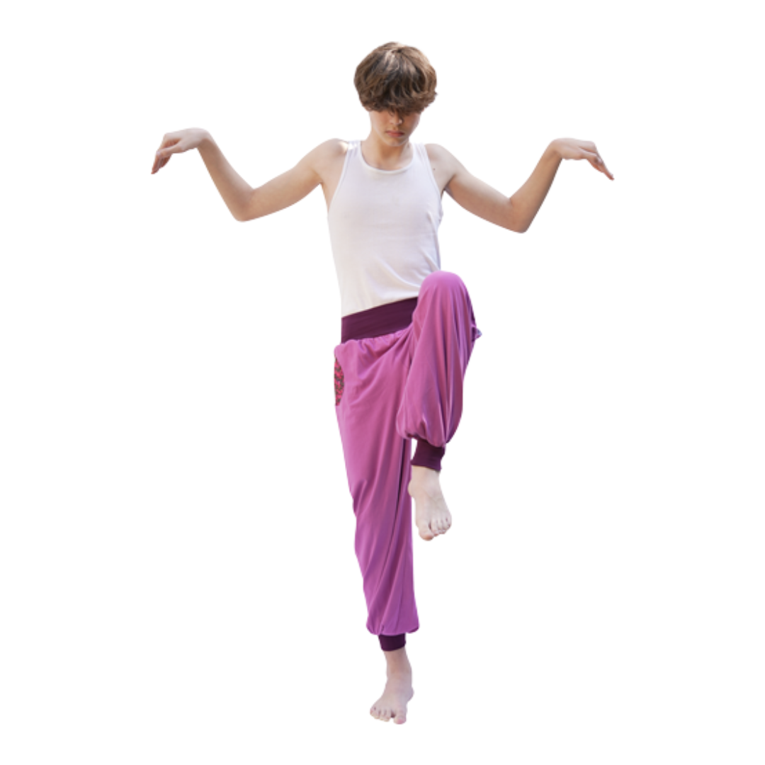 anna * pollack, Model Mann mit Piratenhose in Pink mit weinrotem Bund und Taschen